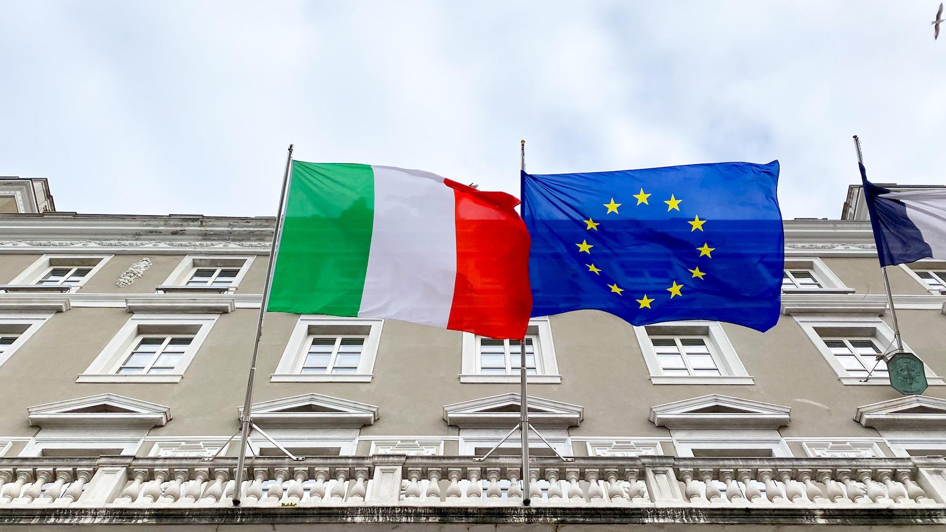 Bandera de Italia y de la UE.