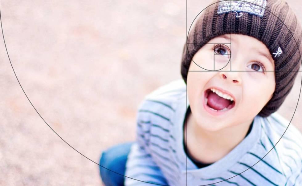 Fotografía de un niño sonriente con gorro y sobre la imagen un gráfico de la omnipresencia del número áureo demostrando como se establece en la proporción de la imágen.