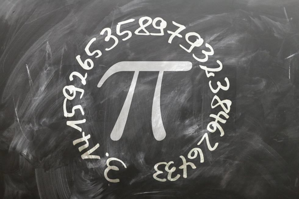 número pi sobre la pizarra con su valor numérico escrito alrededor