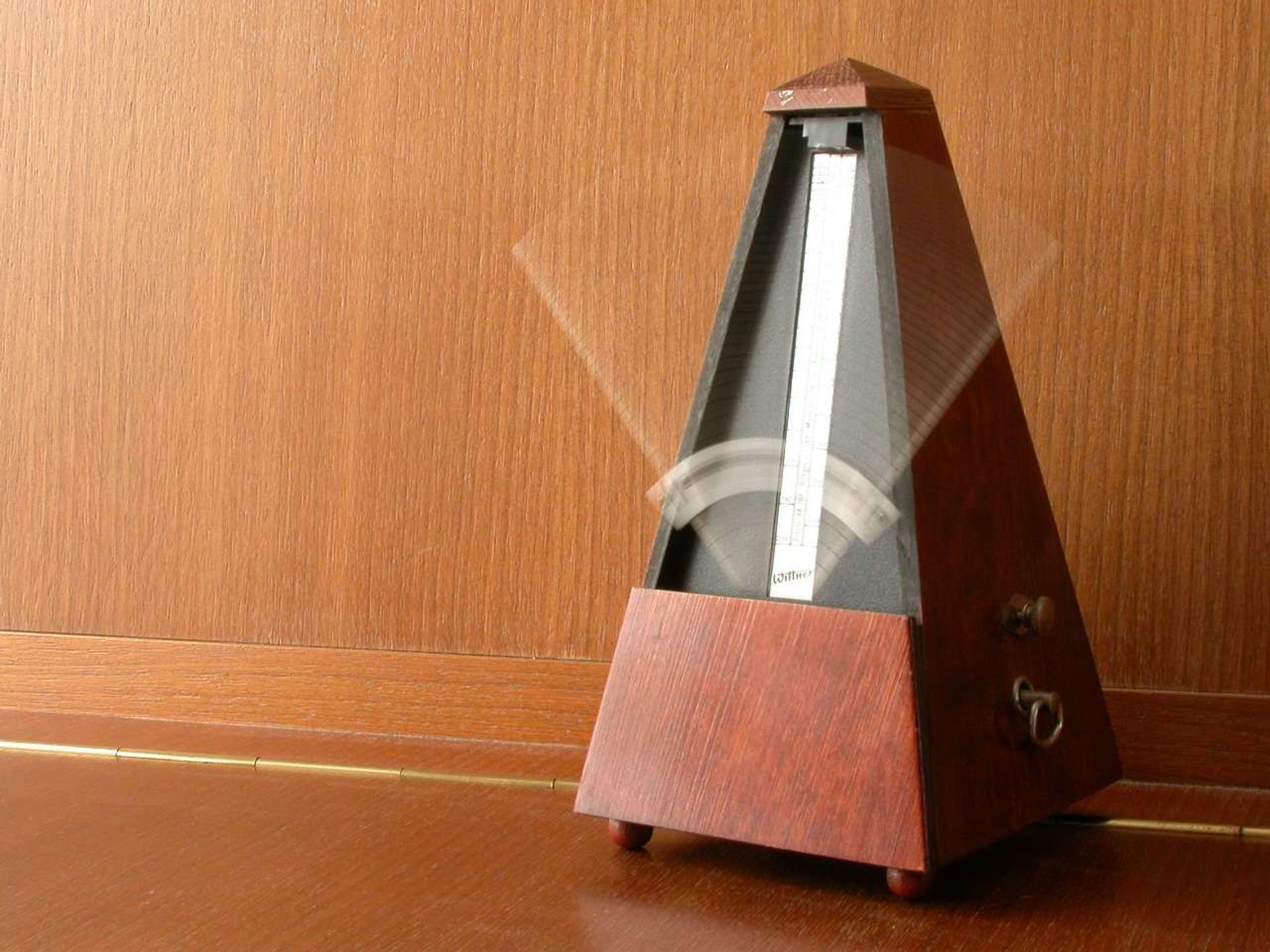 Metrónomo para medir el ritmo.