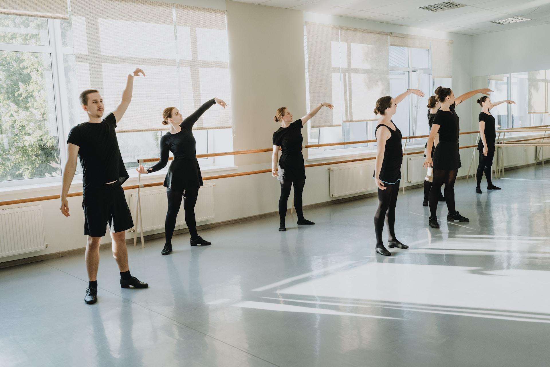 Personas en clase de ballet.