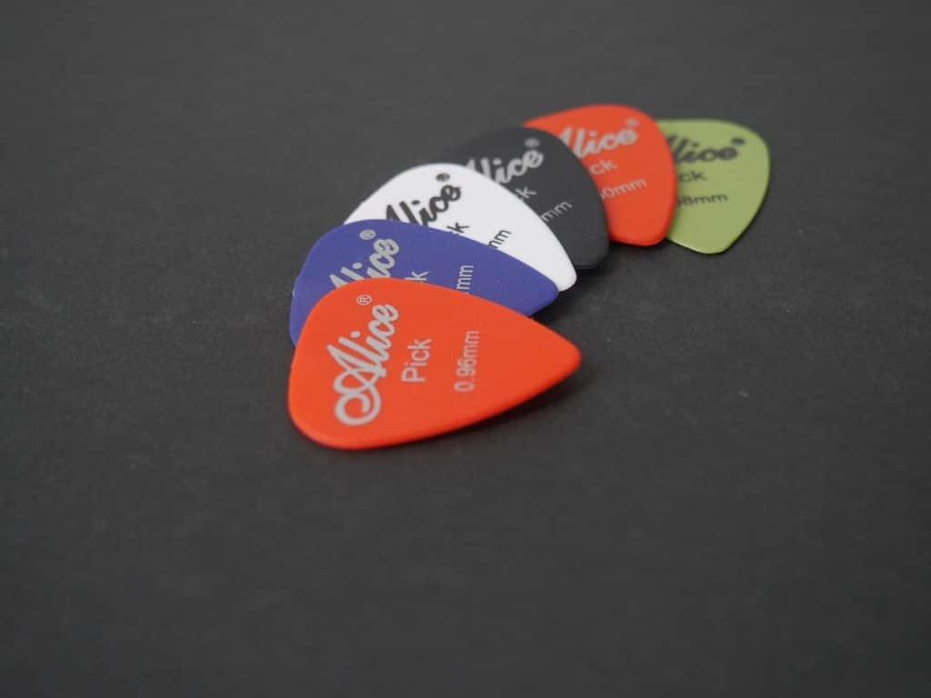 Material para el bajo: la púa.