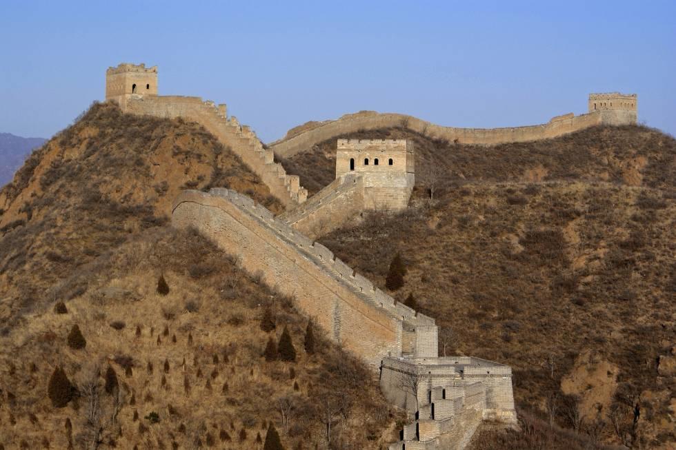 Arquitectura de la gran Muralla China a través de las montañas y parte de la geografía donde escasea la flora y fauna.