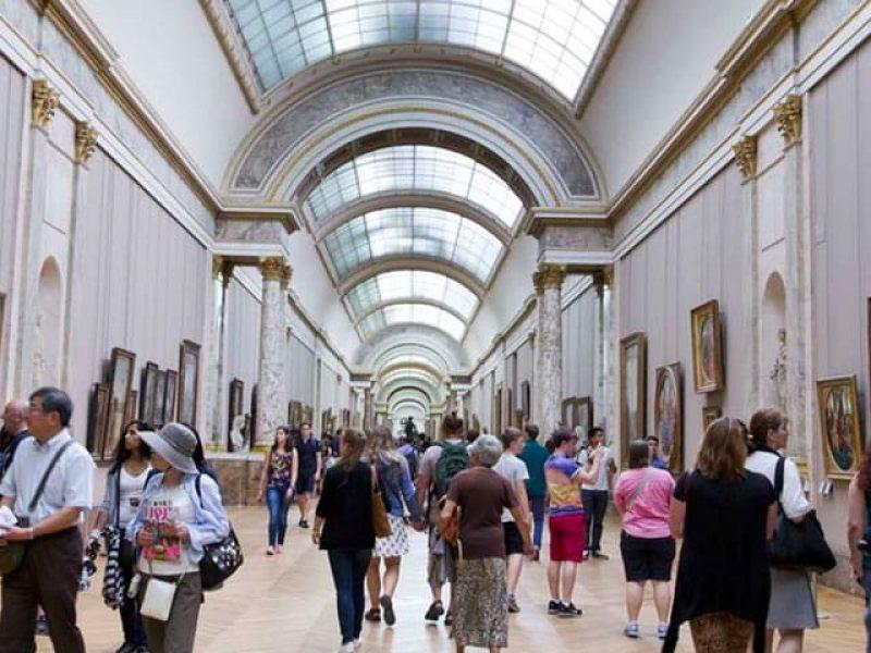Pasear por el Louvre.