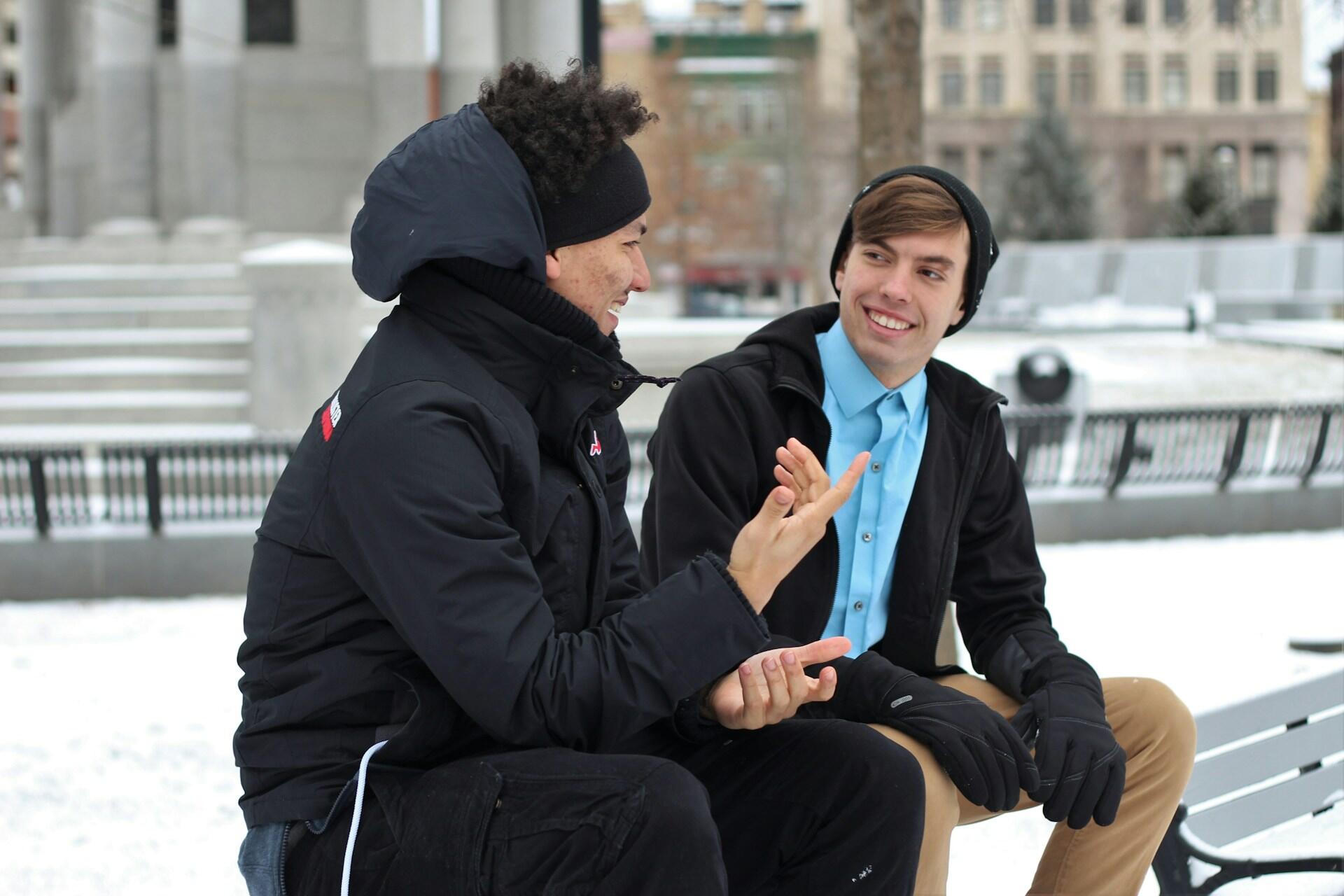 Dos personas conversando