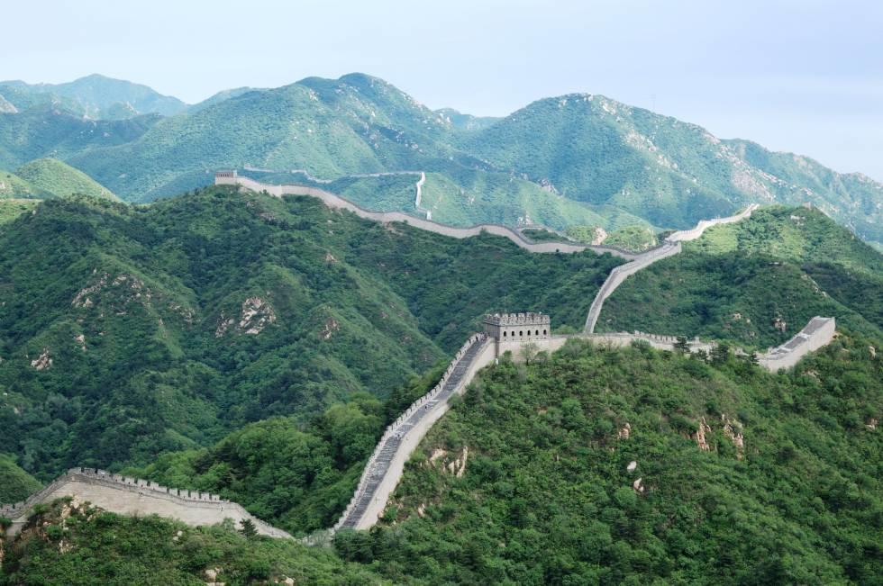 Vista superior donde se aprecia la gran magnitud y distancia que cubre la Gran Muralla.