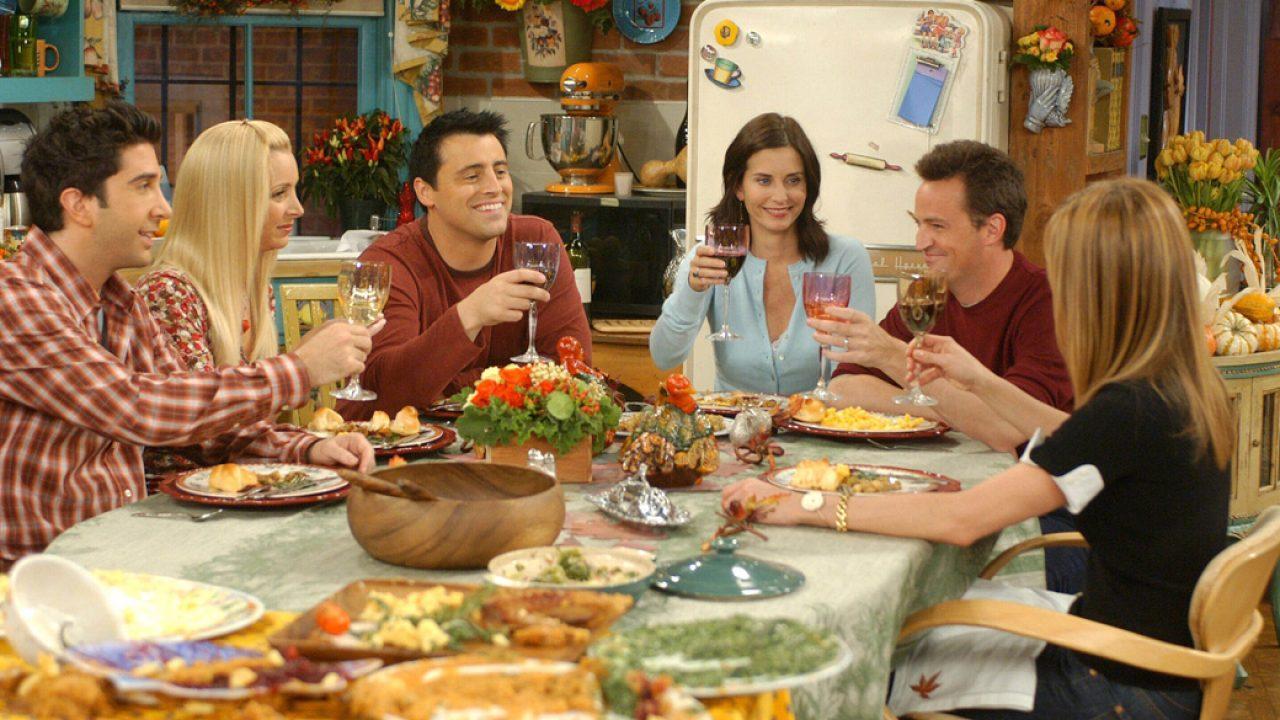 Invitar a otras personas a comer en casa.