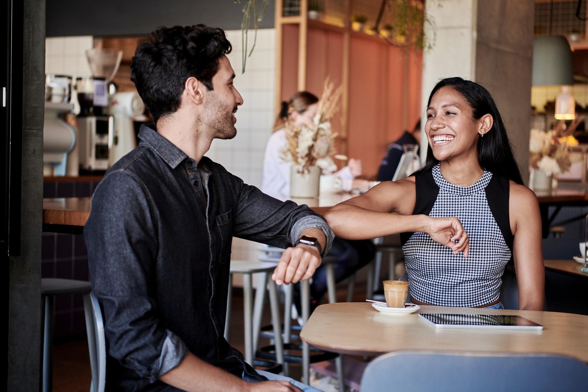 Dos personas alegres en una cafetería.