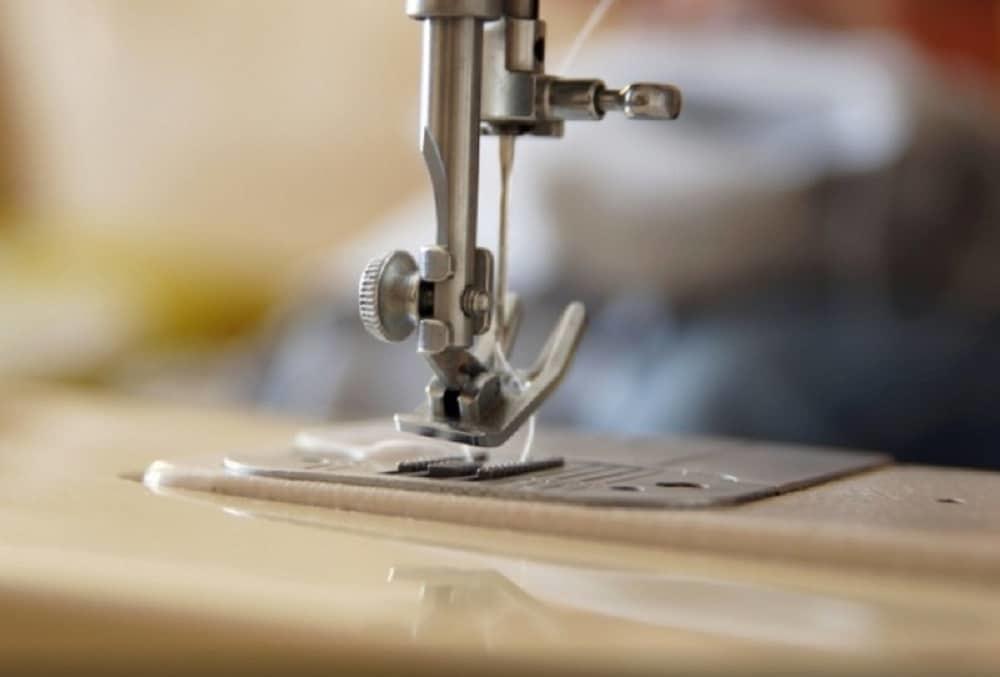 Hacer un sobrehilado con la máquina de coser
