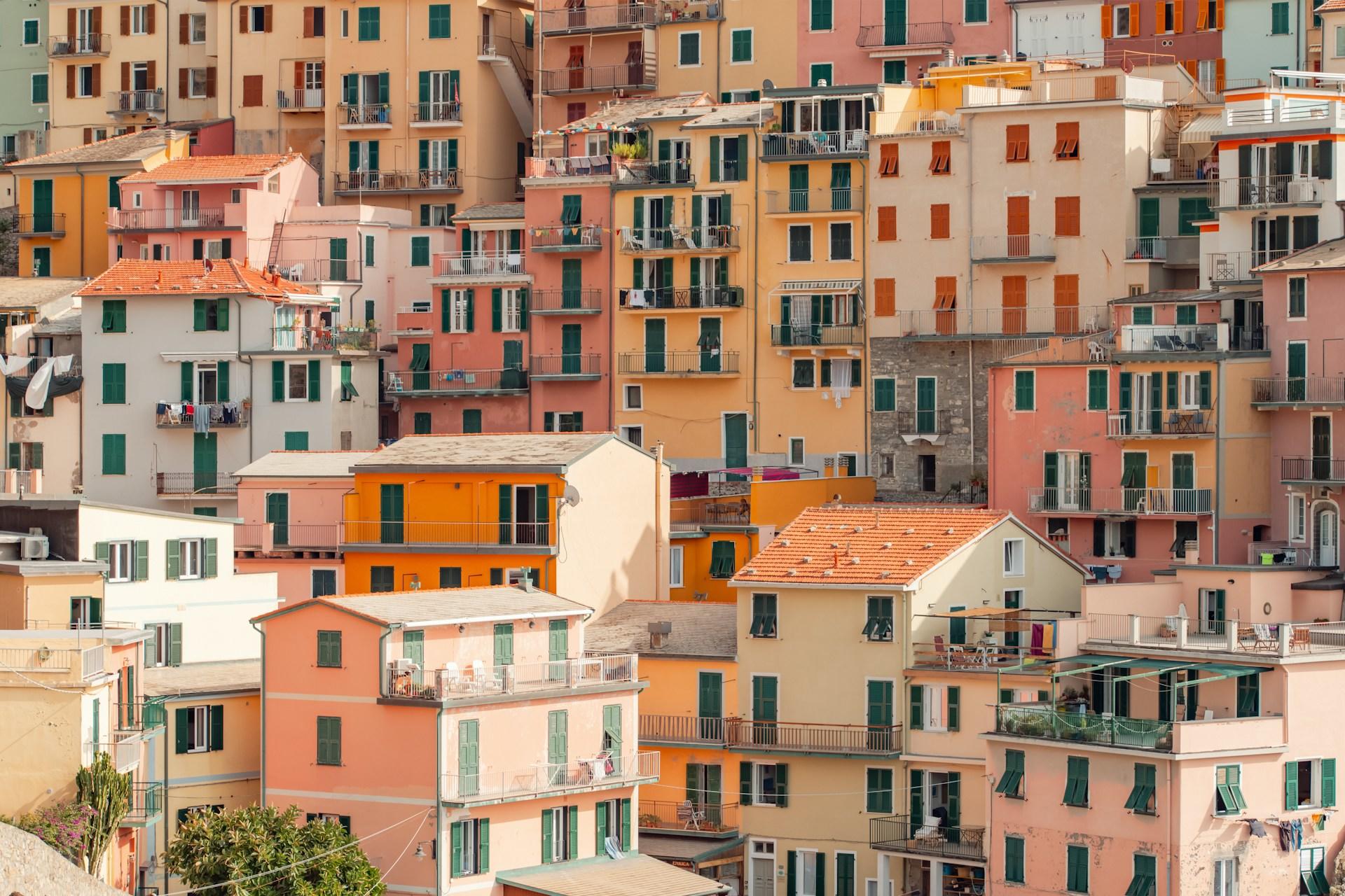 un grupo de edificios italianos coloridos