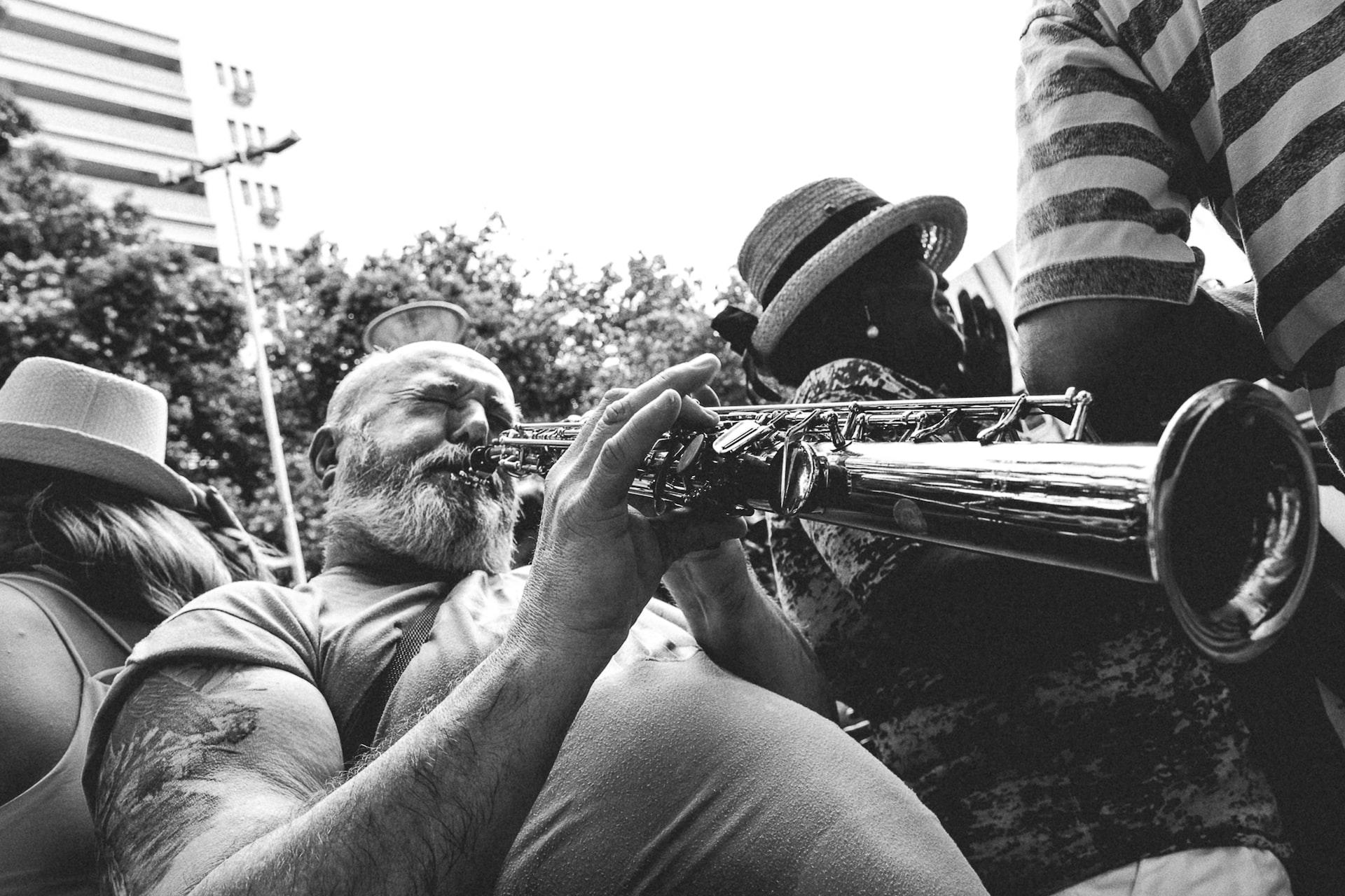 hombre tocando la trompeta en el carnaval de rio. Foto en blanco y negro.