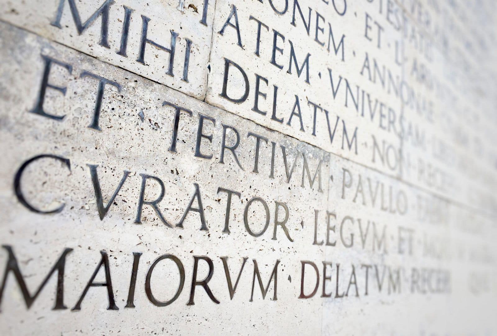 Grados universitarios relacionados con el latín