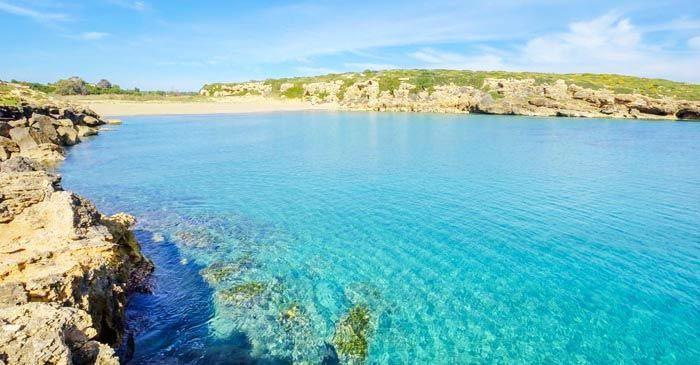 Playa de agua cristalina.
