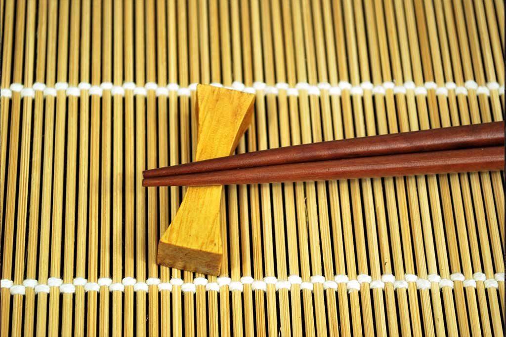 Palillos y comida japonesa.