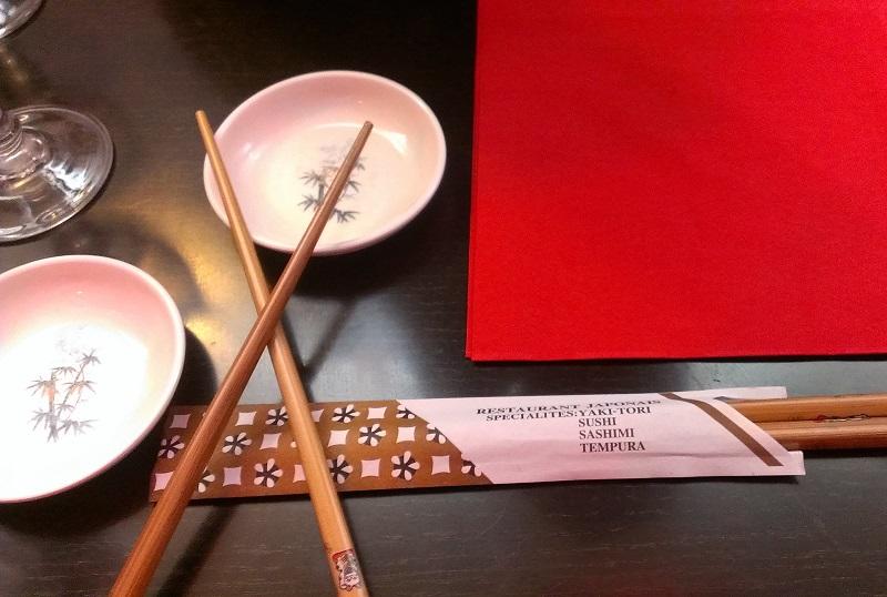Sashimi con palillos