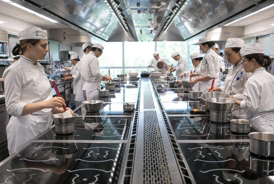 Trabajo en equipo en escuela de cocina.