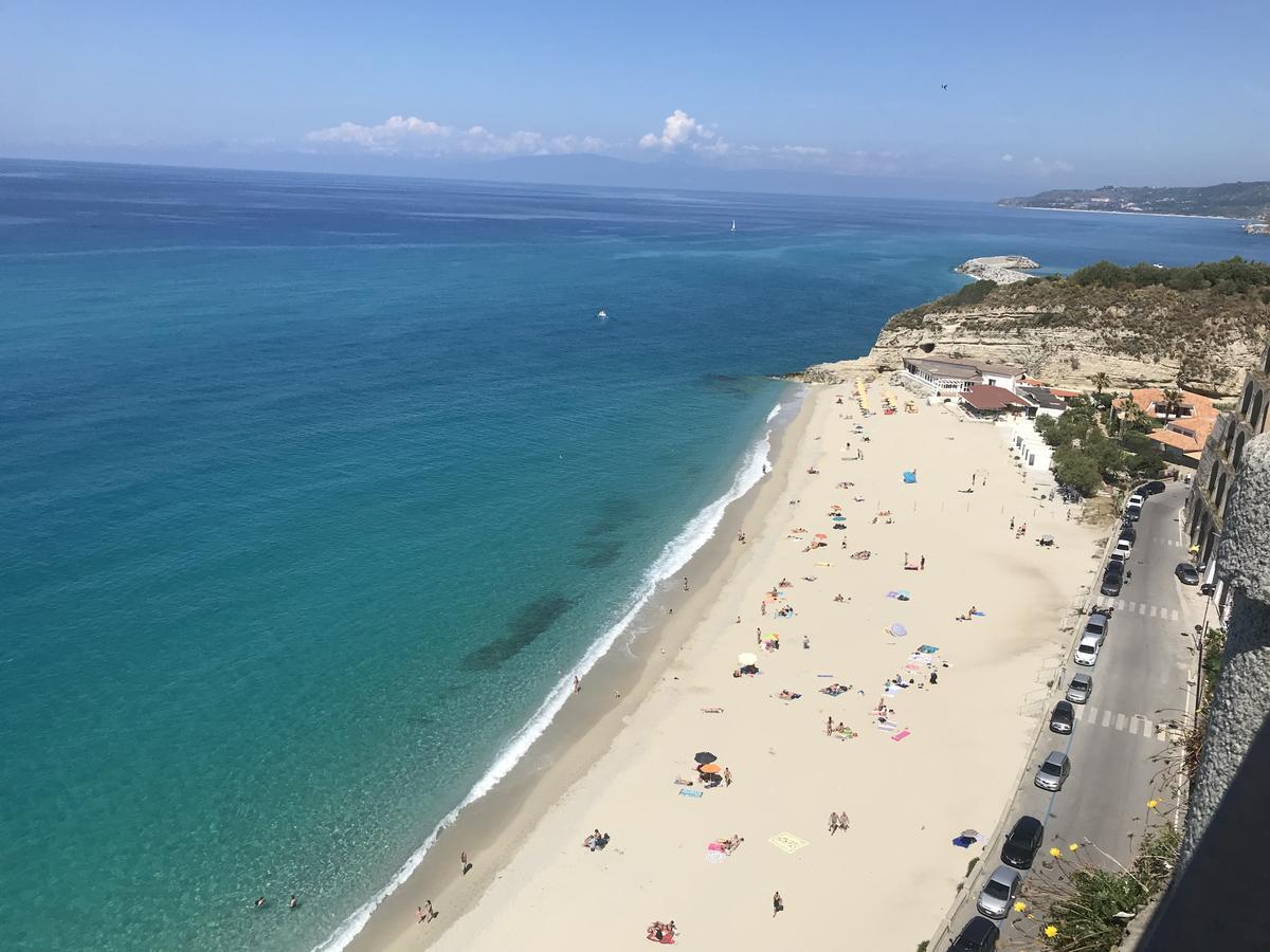 Una playa grande y amplia