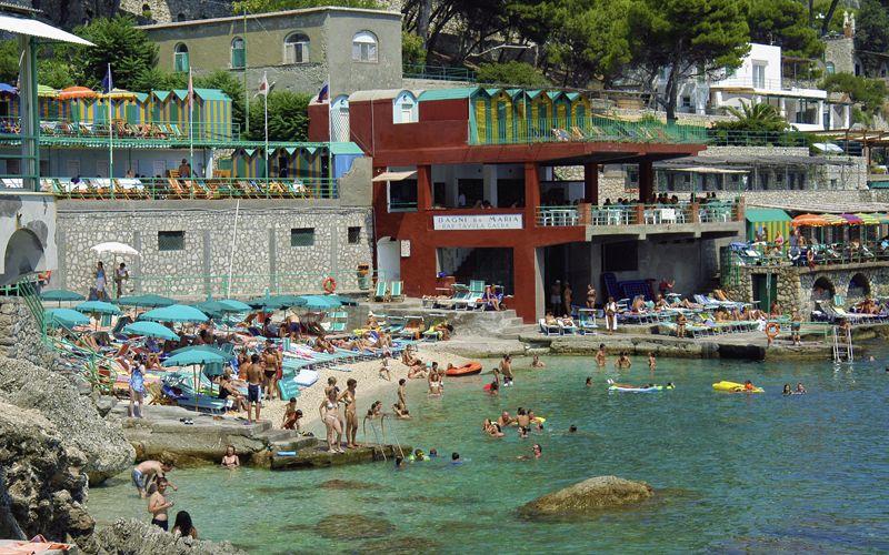 Playa italiana con mucha gente.
