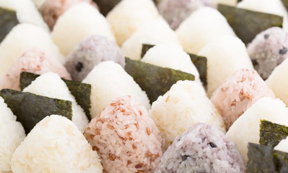 ¿Cómo se preparan los onigiri japoneses?
