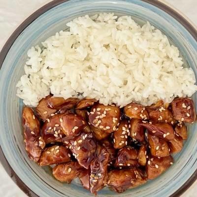 Pollo teriyaki con arroz.
