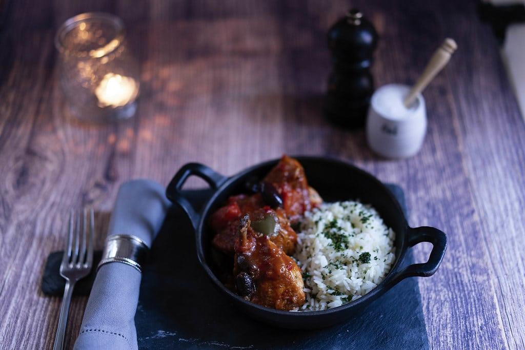 ¿Con qué se sirve?