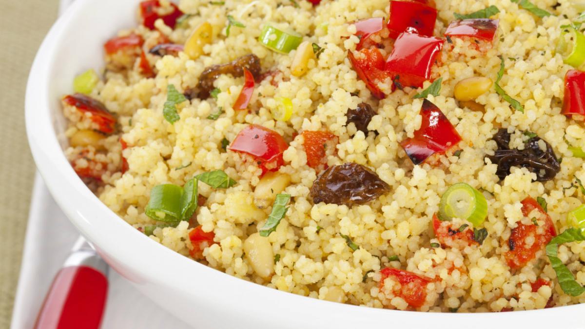 Preparación del cuscús magrebí.