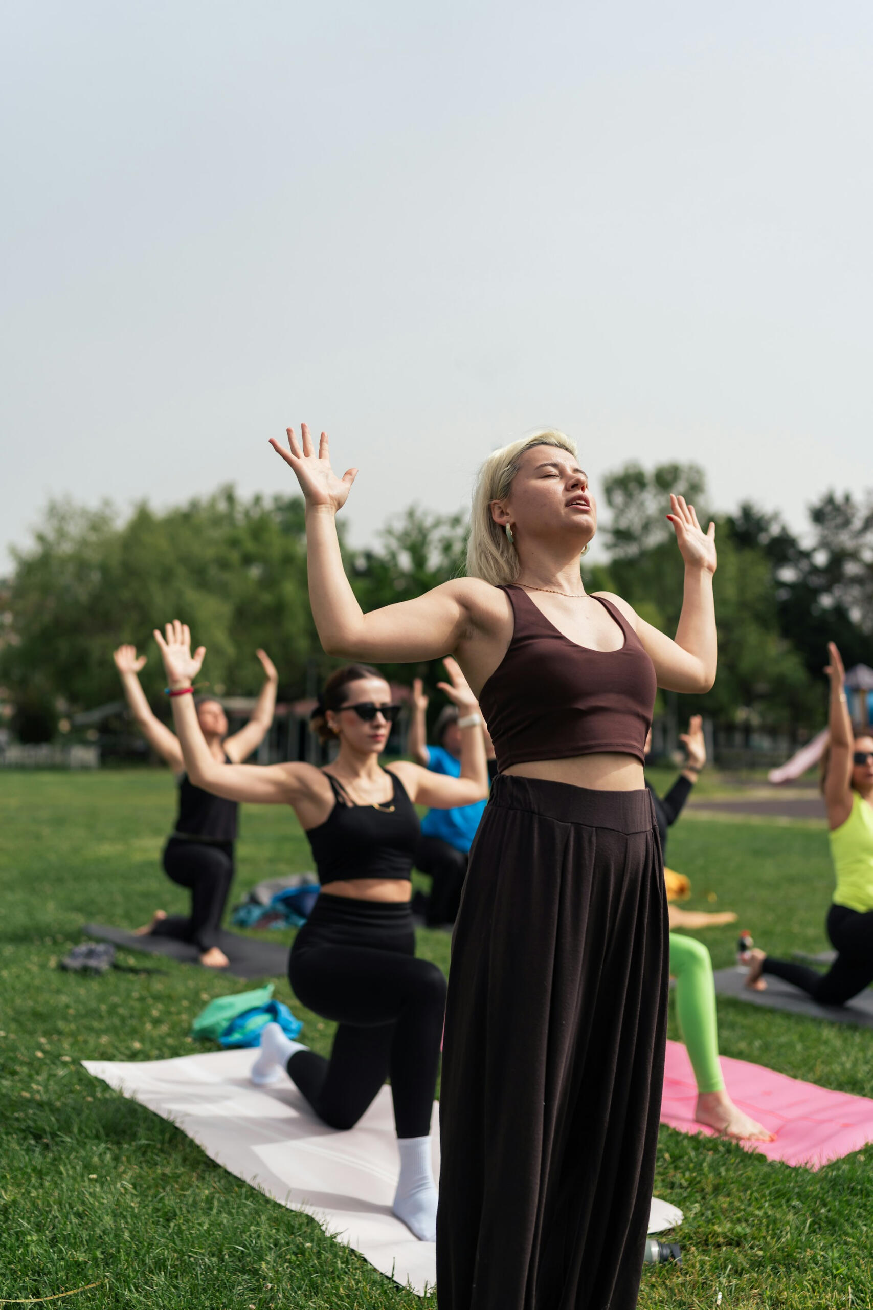Personas haciendo yoga