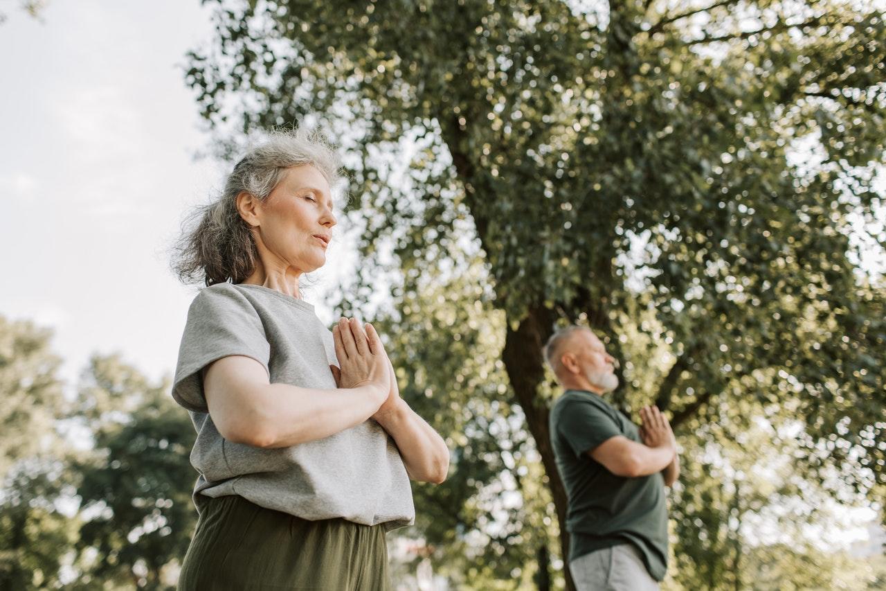 Un hombre y una mujer haciendo yoga.