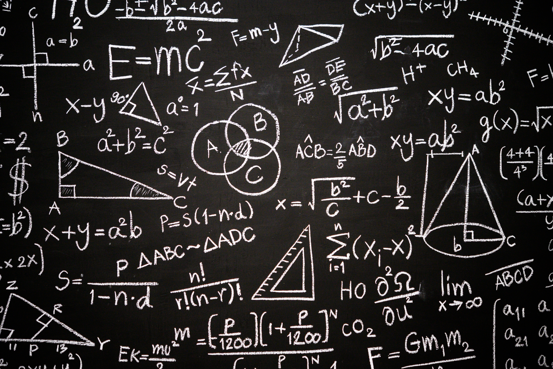 pizarra negra con formulas cientificas y cálculos.