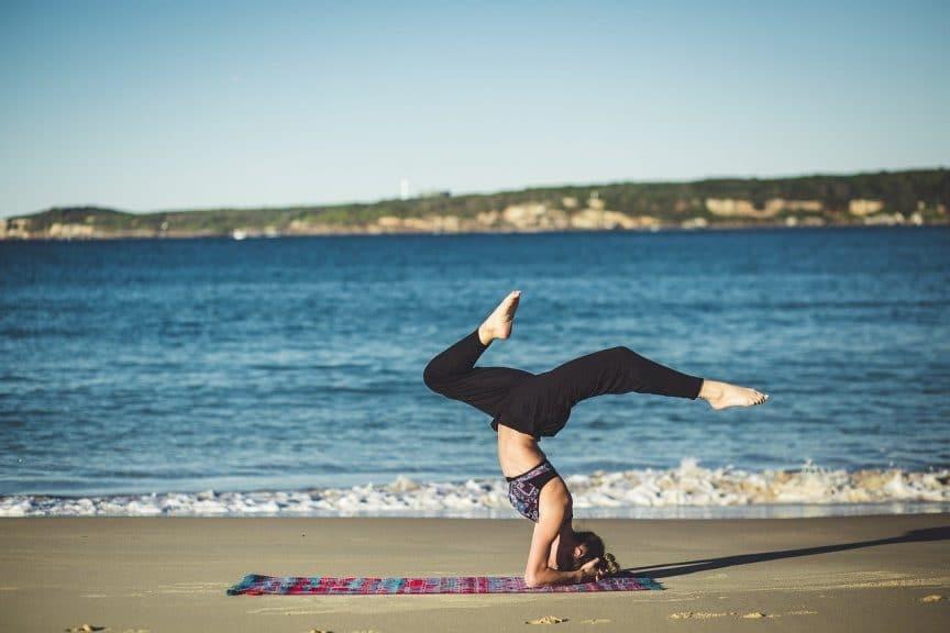 Practicar el vinyasa yoga