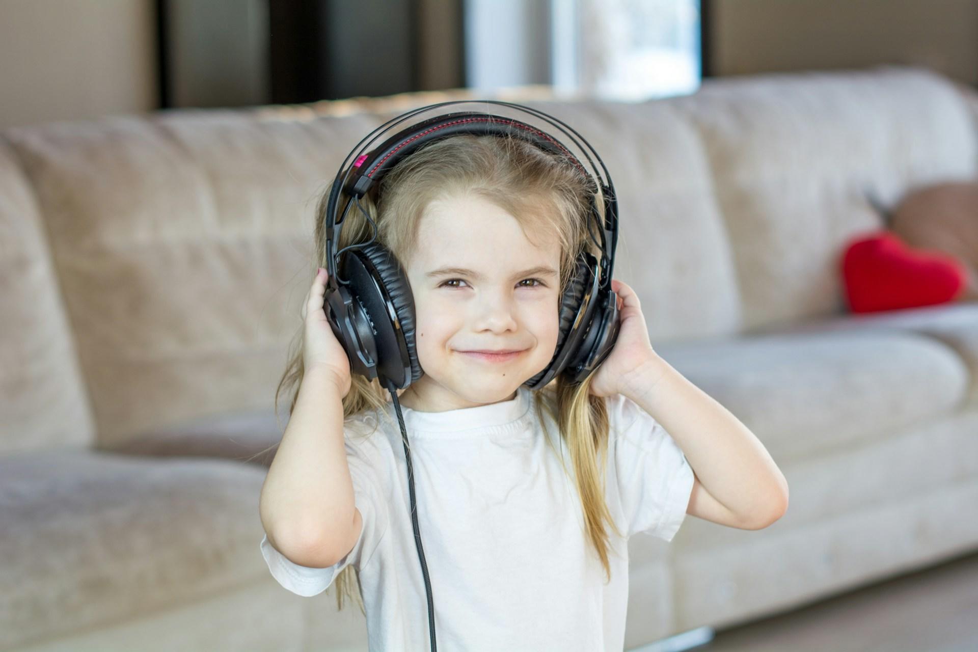 Niña con cascos de música.