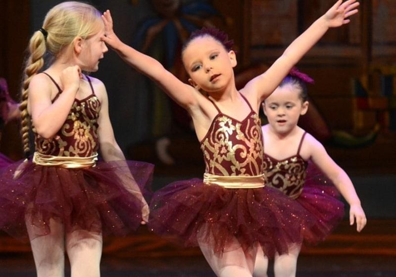 Niños bailarines.