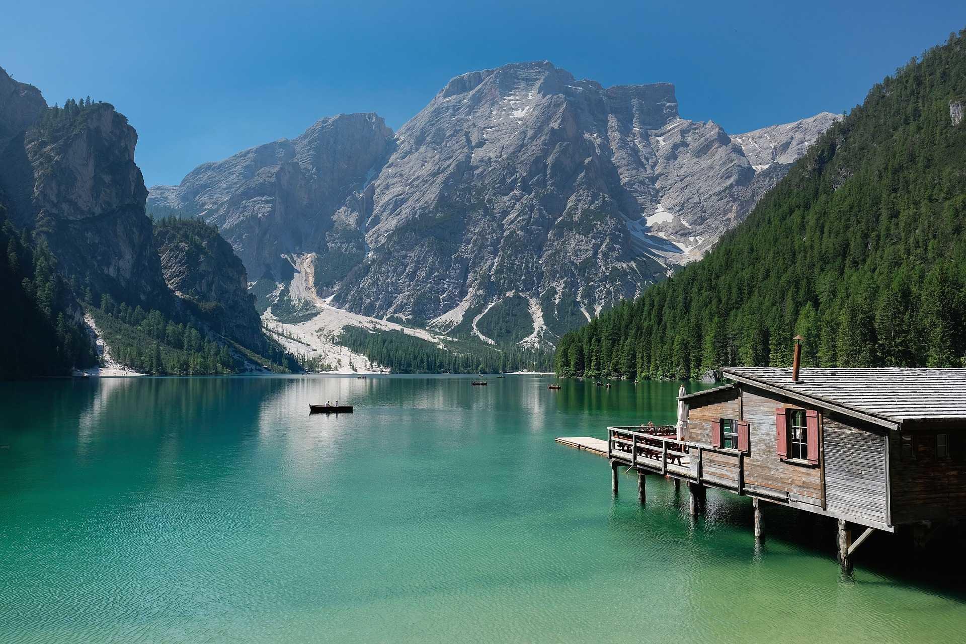 Paisaje de con una lago, arboles y una montaña