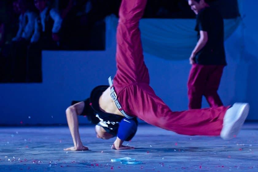 Descubrir el baile paso a paso.