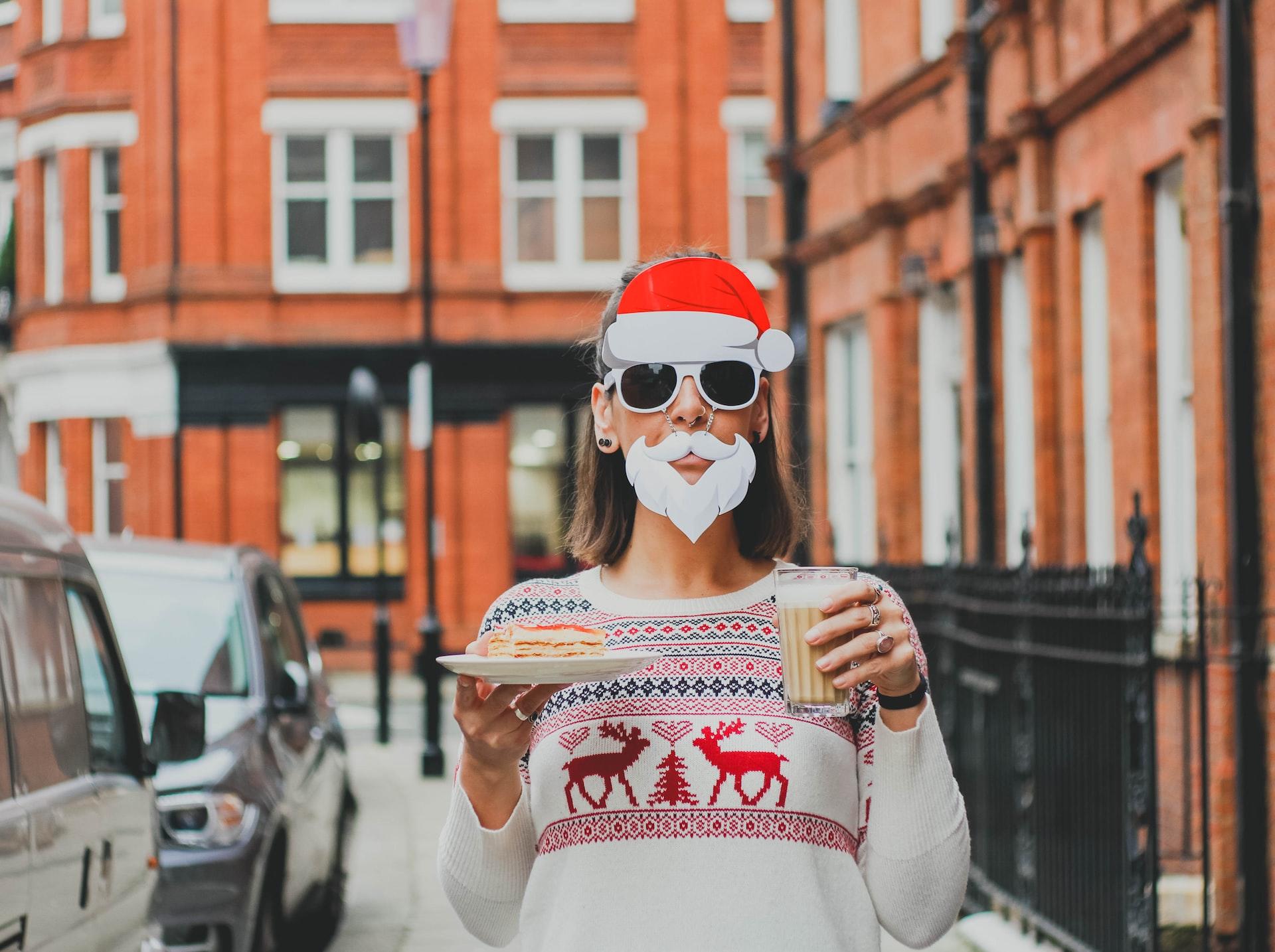 Mujer disfrazada de Papá Noel.