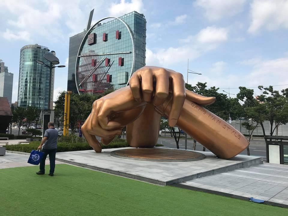 Estatua que representa el paso de baile del Gangnam Style.