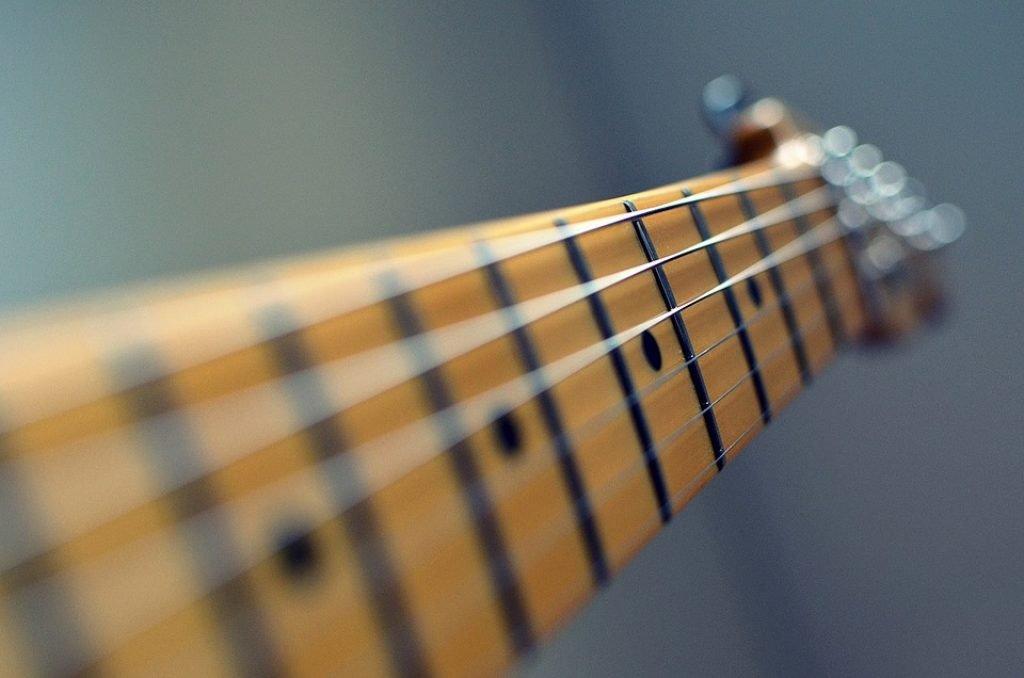 Cómo limpiar las cuerdas de la guitarra eléctrica