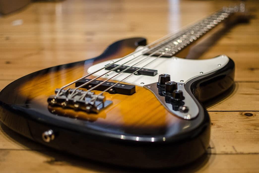 como limpiar una guitarra electrica sin rayarla