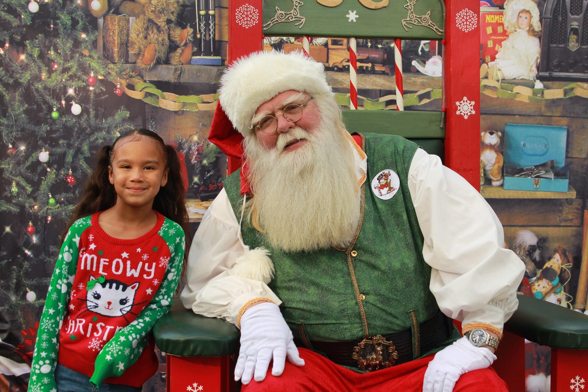 Niña junto a Papá Noel.