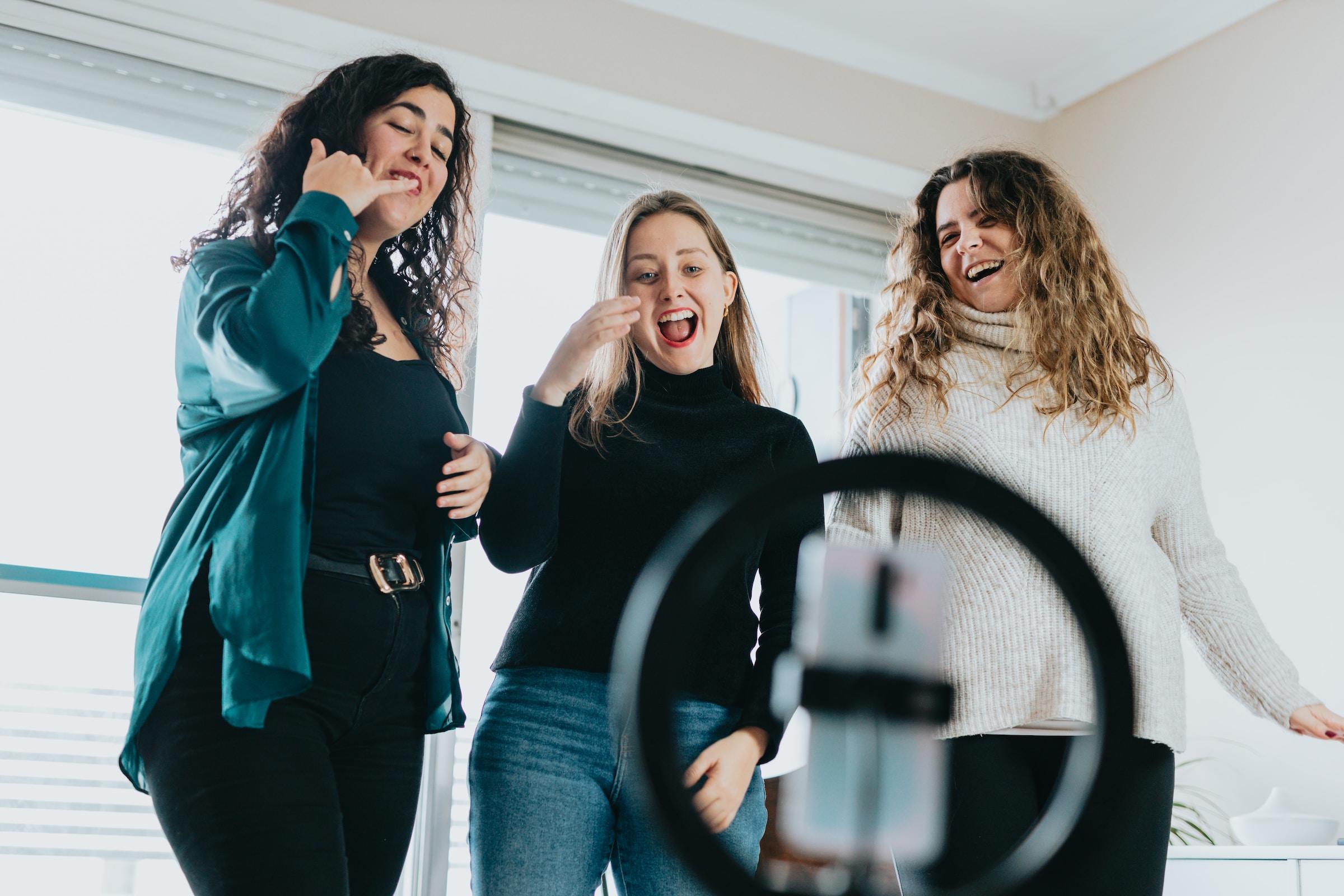 Grupo de mujeres bailando frente al móvil.
