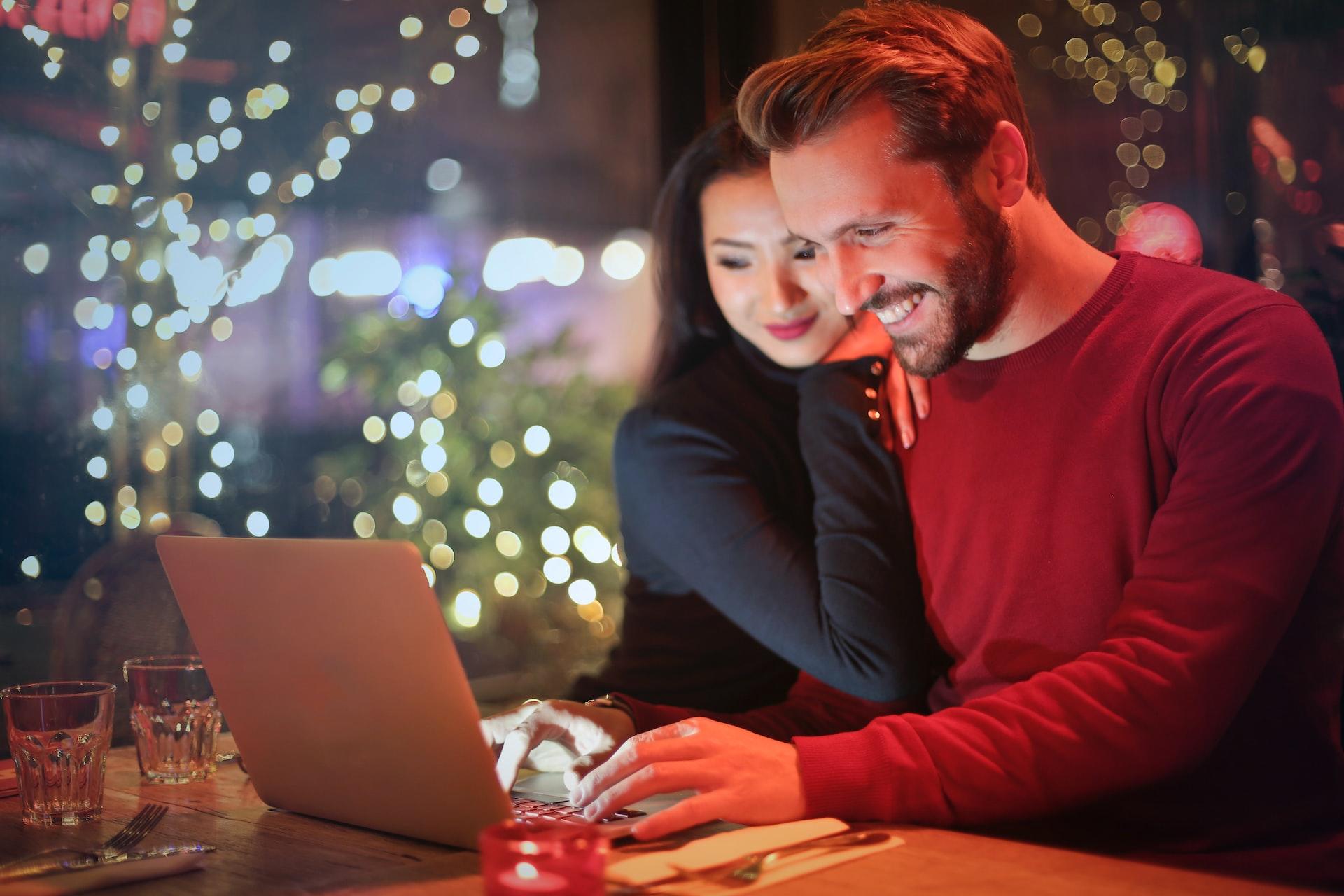 Pareja celebrando la navidad.