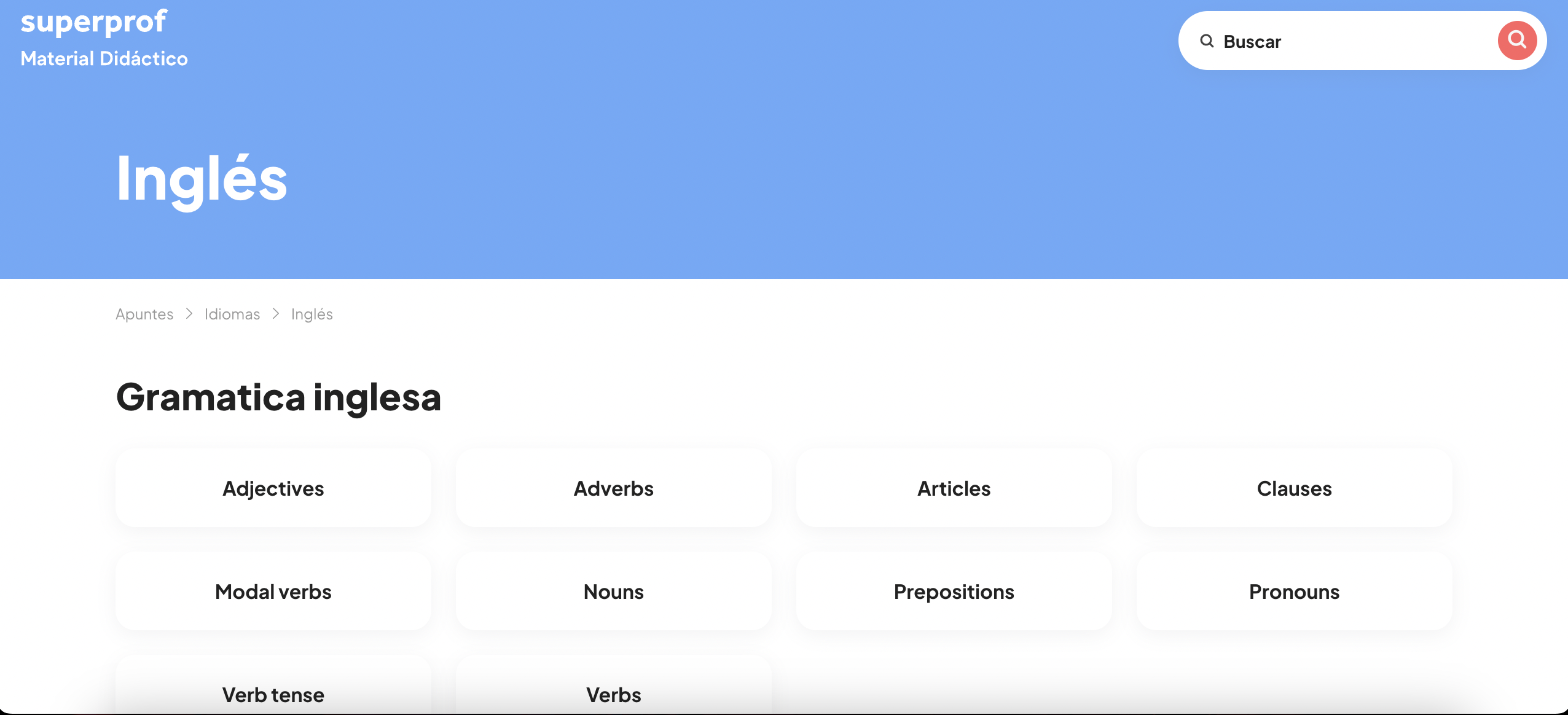 Una página web con un encabezado azul titulado «Inglés» y una barra de búsqueda a la derecha. Debajo, sobre un fondo blanco, hay secciones etiquetadas: Adjetivos, Adverbios, Artículos, Cláusulas, Verbos modales, Sustantivos, Preposiciones, Pronombres, Tiempo verbal y Verbos, bajo «Gramática inglesa». El tono es educativo y organizado.