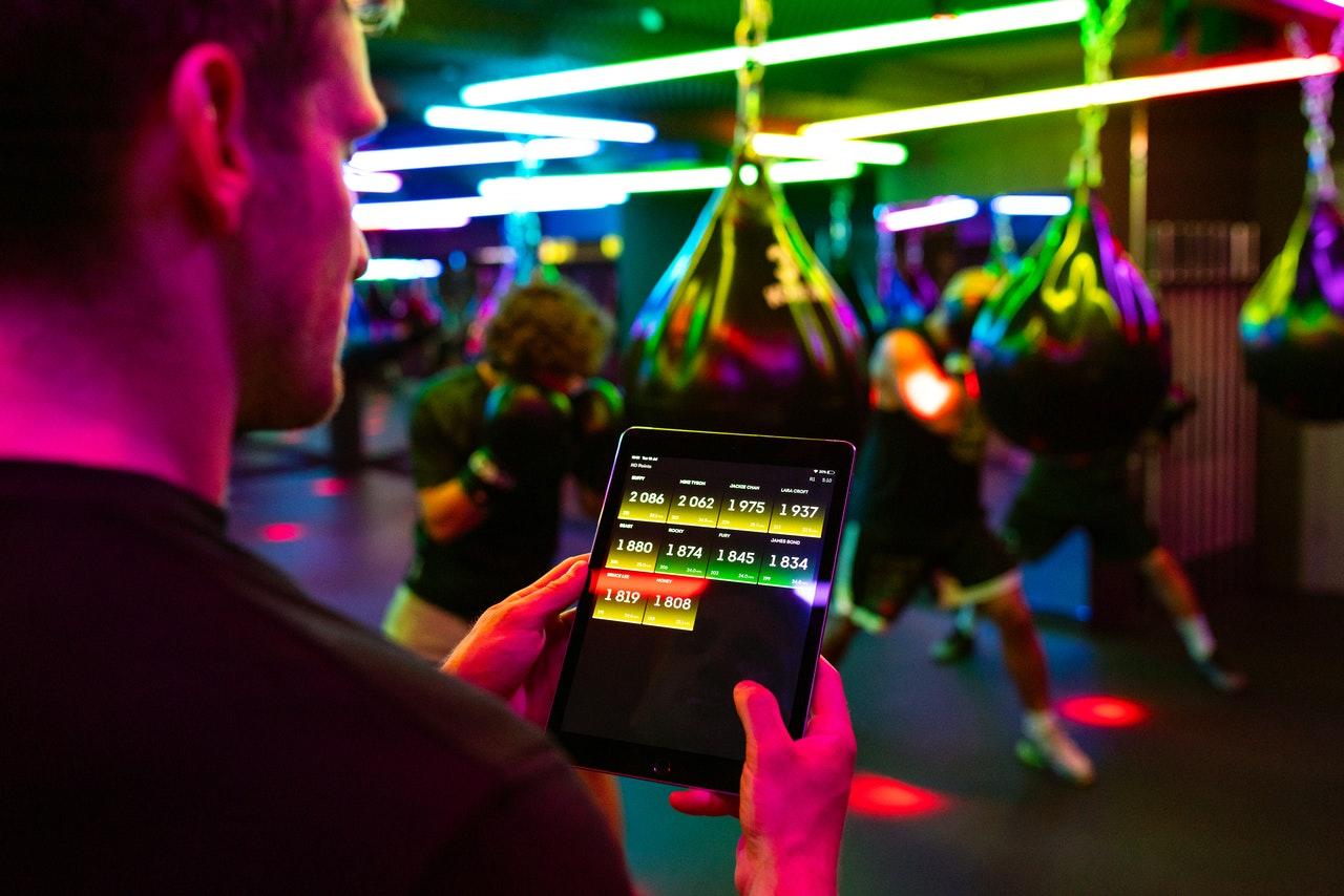 Personas en el gimnasio boxeando.