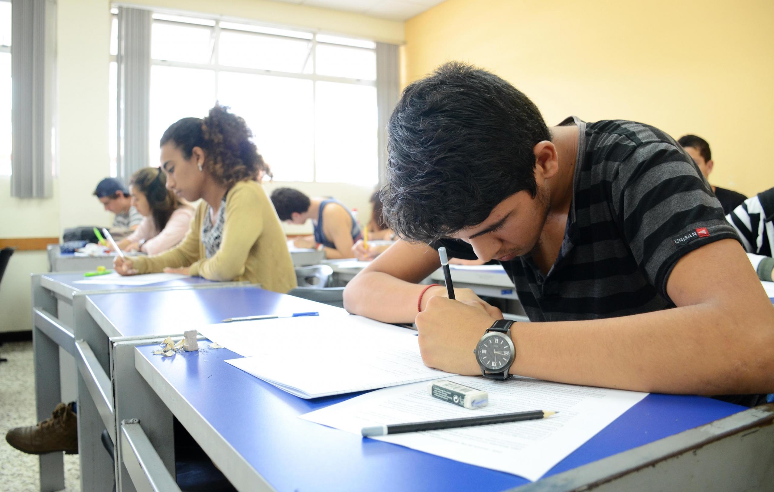 Chicos tomando notas en salón de clases