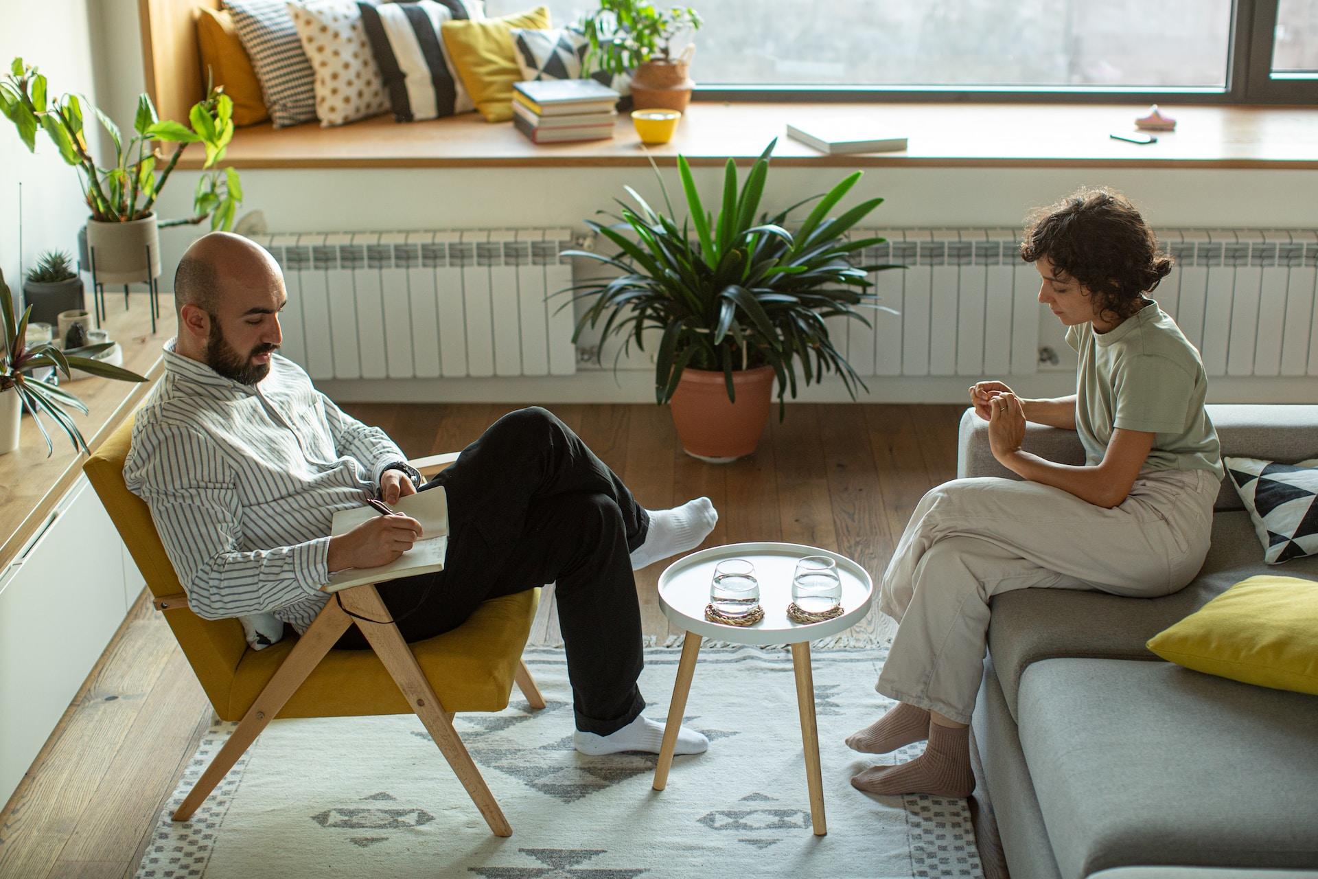 Dos personas hablando.