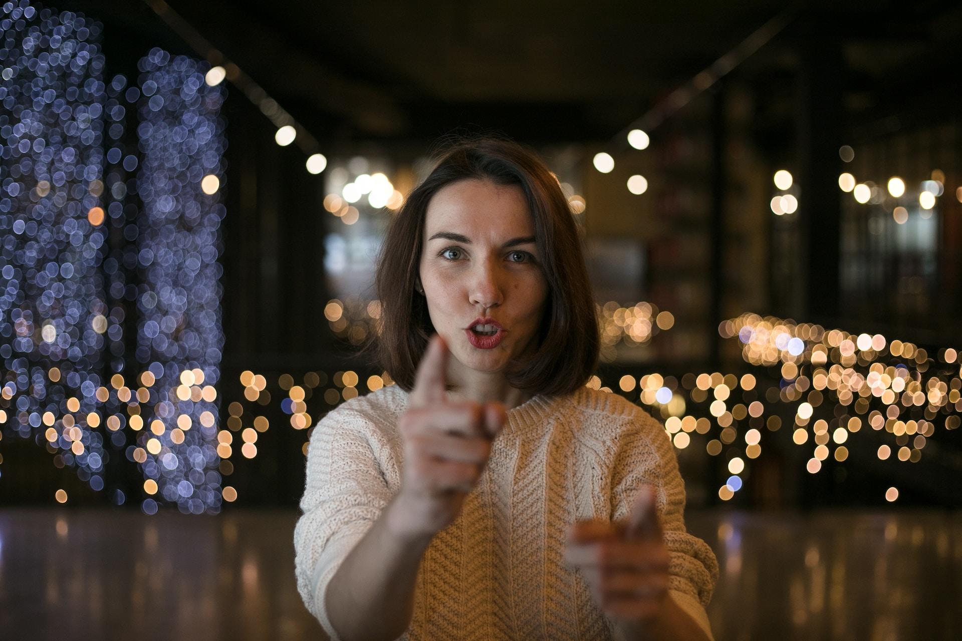 Mujer vocalizando.