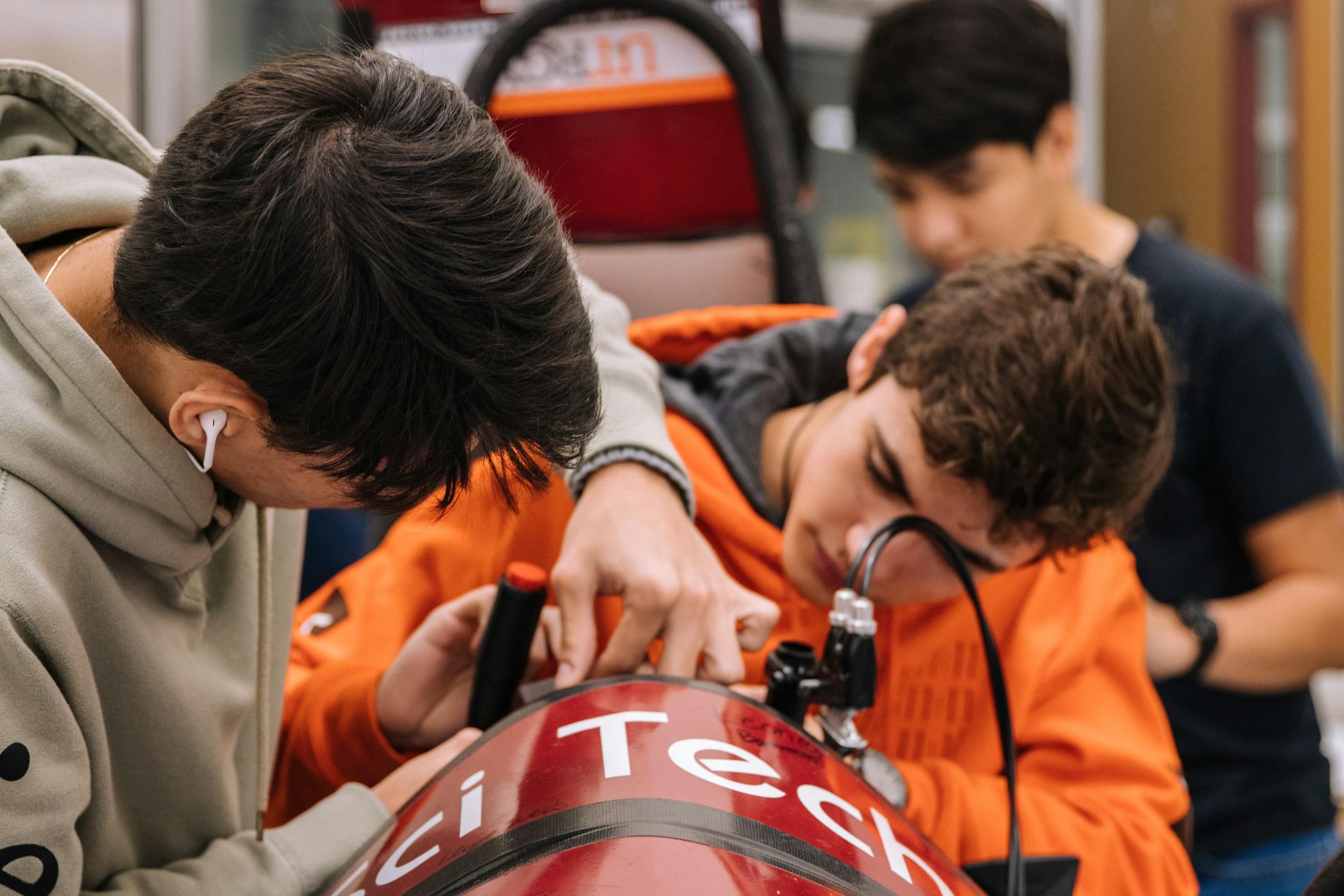 Adolescentes realizando un experimento