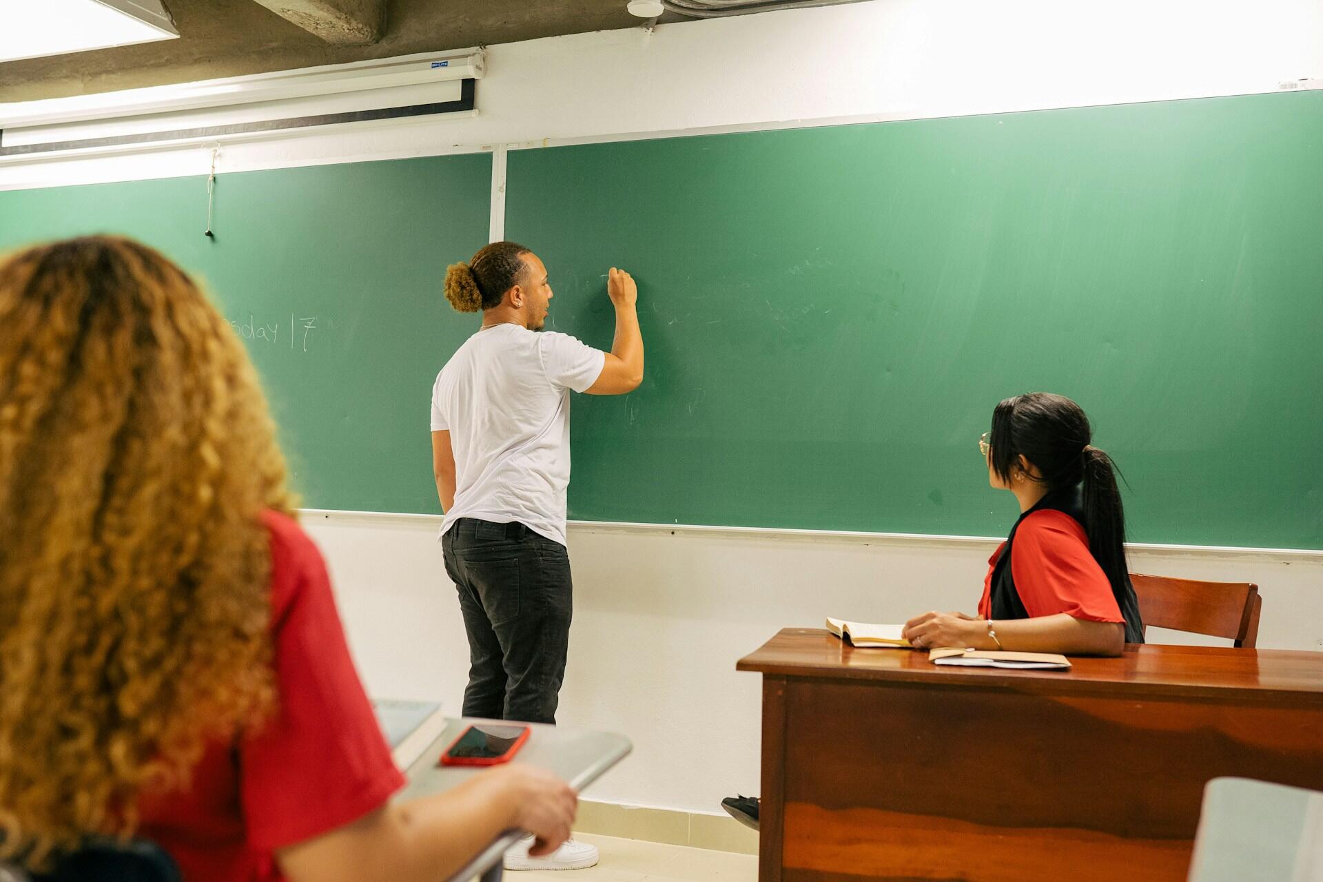Profesora dando clase