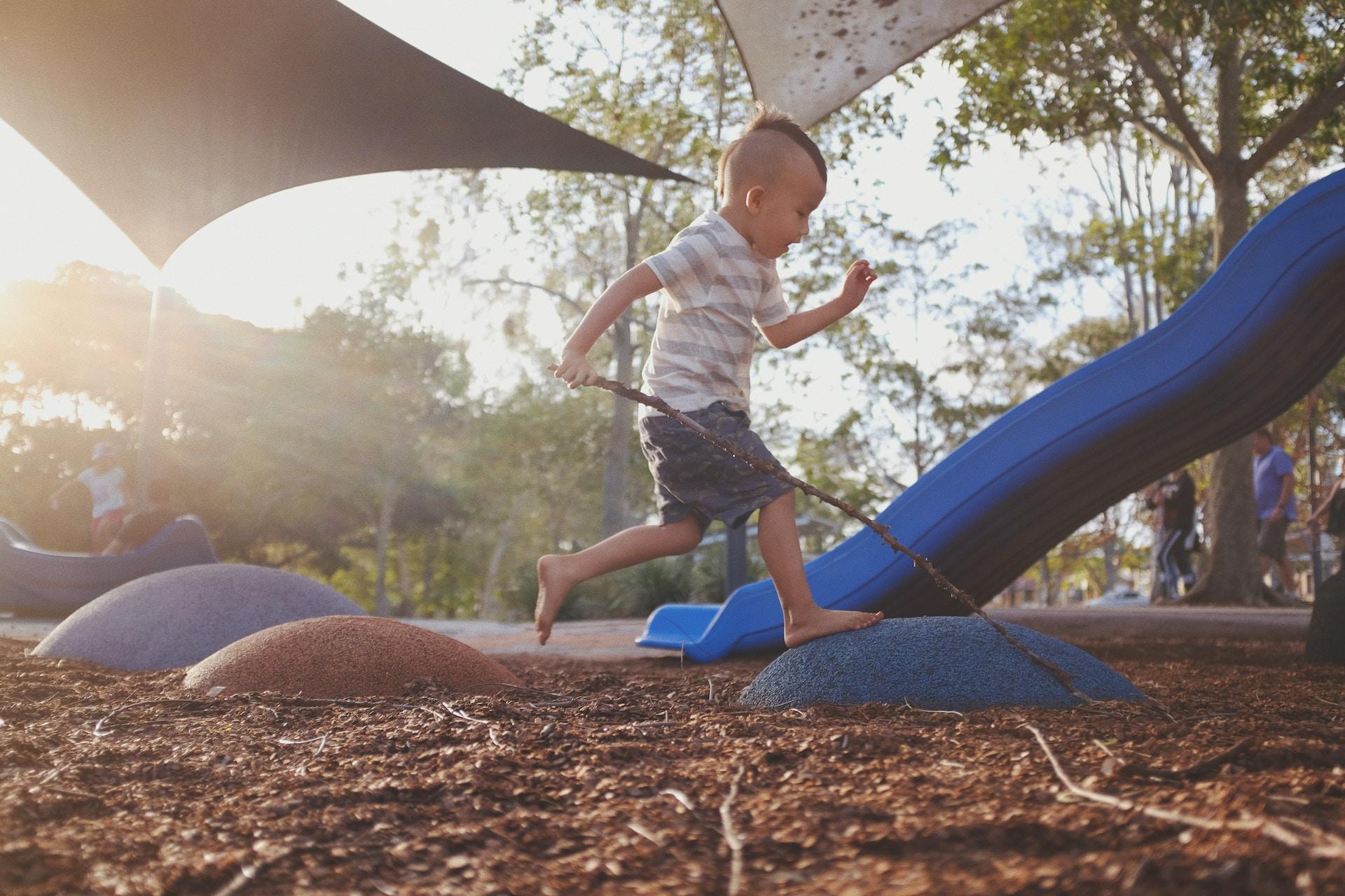Niño jugando.