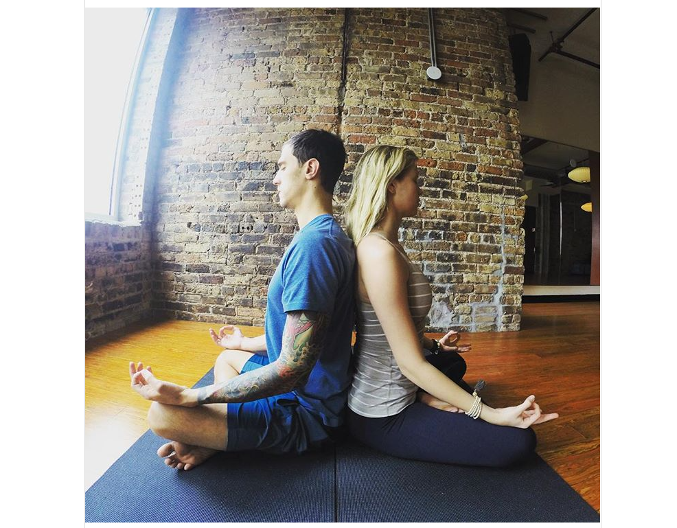 posturas de yoga para dos faciles